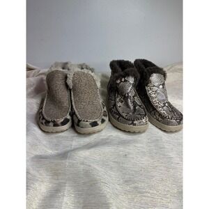 2 pairs of hey dude bundle size 5